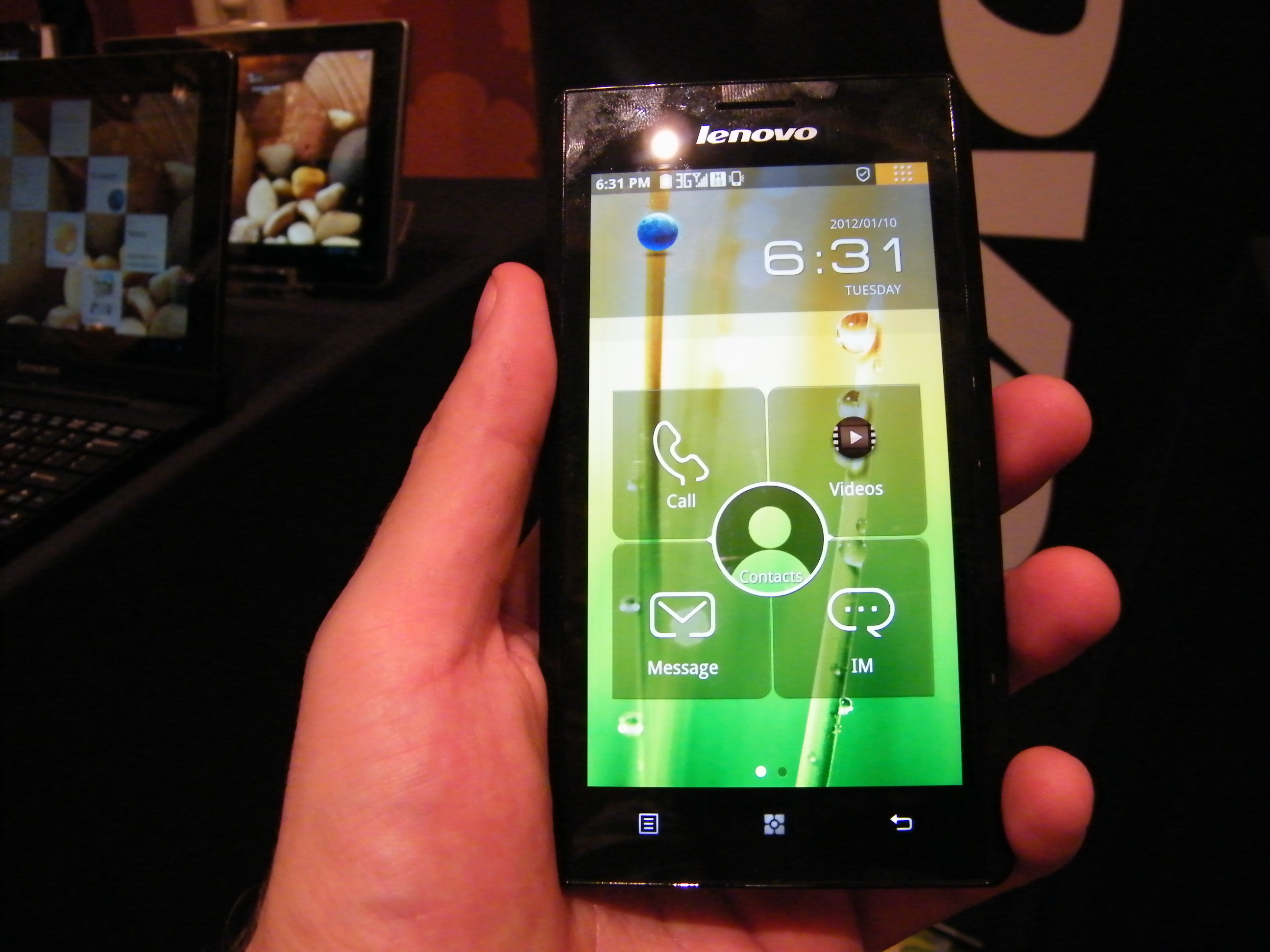Lenovo K800 Resim 1